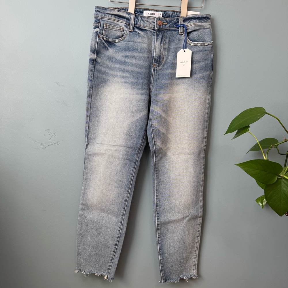 Cello High Rise Skinny Leg Jeans with Raw Hem. NWT. Women’s 9 (actual 30x27)